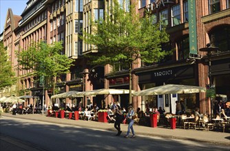 Germany, Hamburg, City, Mönckebergstraße, Shops, Street café in front of Levantehaus, Hotel Hyatt,