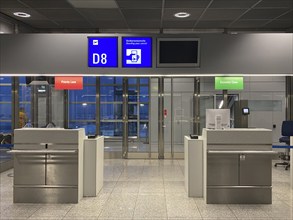 Sign Economy Class, Priority Lane, Boarding Zone, Gate, Gate, Terminal 2, Frankfurt am Main