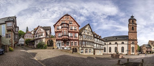 Miltenberg market square with market fountain and magnificent half-timbered houses, Schnatterloch.