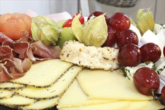 Party service: Cold platter with cheese, ham and grapes