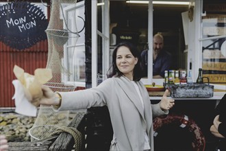 Annalena Bärbock (Alliance 90/The Greens), Federal Foreign Minister, photographed at the fish stand