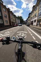 Bicycle road, cyclists have priority over car traffic, new cycle routes through Essen, here in the