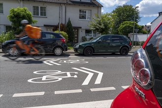 Bicycle road, cyclists have priority over car traffic, new cycle routes through Essen, here in the