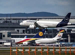 Lufthansa aircraft approaching Frankfurt am Main airport, on the centre runway, 25C/07C, terminal