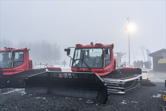 Sahnehang ski area, in the fog, little snow, only artificial snow on the pistes, snow groomers,