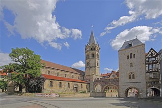 Nikolaikirche and historic Nikolaitor, city gate, city tower, Karlsplatz, Eisenach, Thuringia,