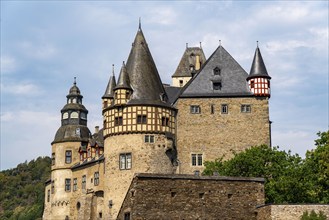 Bürresheim Castle, castle north-west of Mayen on a rocky spur in the Nettetal valley,