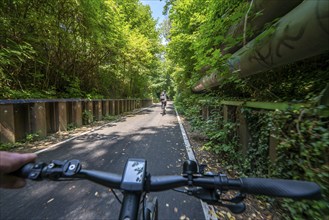 Cycling in the Ruhr area, Lothringentrasse, in the north of Bochum, Bochum-Grumme, former railway