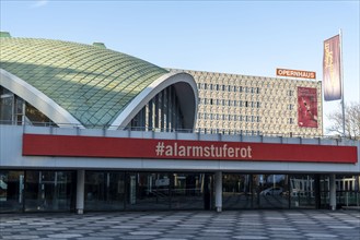 Closed opera house, #alarmstuferot campaign, due to the corona crisis, during the second lockdown,