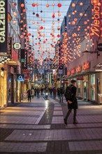 First day of the Christmas lockdown in the Corona crisis, empty shopping street Hohe Straße, closed