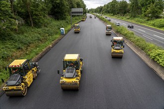 Renewal of the road surface on the A40 motorway between the Kaiserberg junction and Mülheim-Heißen,