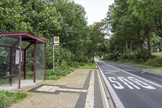 Bus shelter, bus stop Schalloh, in the countryside, Sauerland, near Soest-Bergede, country road