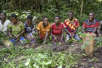 Pygmies of the Baka or BaAka people swear to hunt, hunting magic, net hunting, Dzanga-Sangha