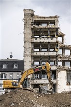 Demolition of the former RWE building complex, in the city centre, on the A40 motorway in Essen,