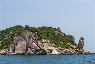 Granite rocks on the coast of Koh Tao, island, holiday island, tropical, tropics, holiday paradise,