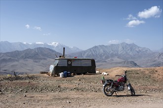 Car converted into a caravan, Moldo-Ashuu Pass, Naryn Province, Kyrgyzstan, Asia