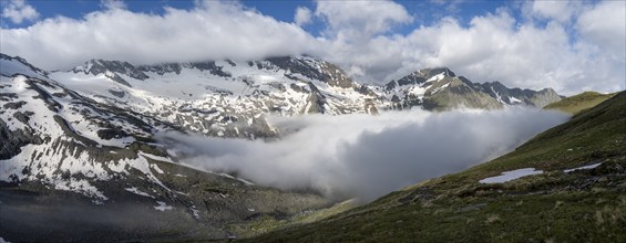 Mountain panorama with high fog in the valley, summit Hochfeiler, Hoher Weißzint and Hochsteller