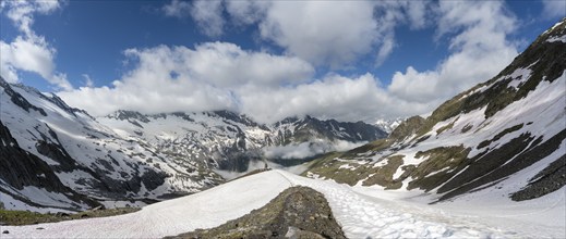 Panorama, hiking trail with cairns, mountain landscape with snow fields, summit Hoher Weißzint and