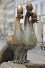 Three bird figures, peacocks, bronze, sculpture, Kaiserbrunnen, market place, Constance, Obersee,