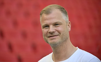 Chief Sports Officer Fabian Wohlgemuth VfB Stuttgart, portrait, smiles, MHPArena, MHP Arena