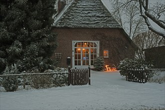 Europe, Germany, Lower Saxony, Stade district, snow, thatched house in winter, Christmas time, view