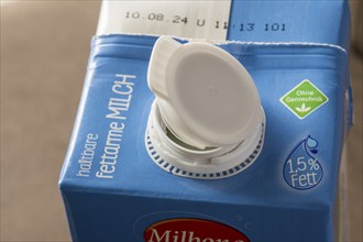 Modern closure on milk carton, tetrapack, long-life low-fat milk, low-fat, fat, 1.5%, non-GMO