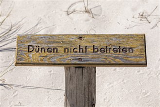 Dunes, No trespassing sign, circular hiking trail, nature reserve, Darßer Ort, Born a. Darß,