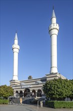 Islamic Fatih-moskee, Turkish mosque with two minarets in Ottoman architectural style in the city