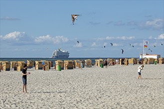 Kitesurfer, beach, beach chairs, Mein Schiff cruise ship, kites, Laboe, Schleswig-Holstein,