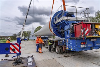 Preparation for the transport of a 68 metre long blade, a wind turbine, with a self-propelled