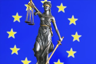 Symbolic image: Lady Justice in front of a European flag