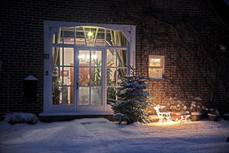 Europe Germany Lower Saxony Krs Stade, snow, farmhouse in winter, Christmas time, view into living