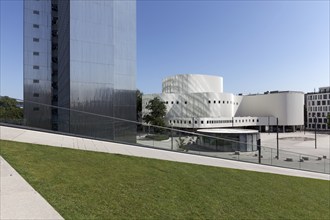 Ingenhoven-Tal, green roof as sunbathing area at Kö-Bogen II, Dreischeibenhaus, Düsseldorfer