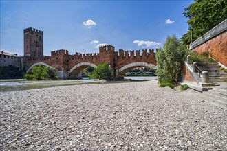 Adige in front of Castelvecchio and Ponte Scaligero, Veneto, Italy, Europe