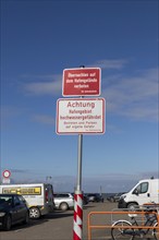 Sign warns of flooding, car park, Strucklahnungshörn, Nordstrand, North Frisia, Schleswig-Holstein,