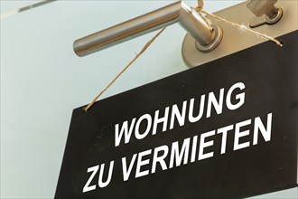 Sign with the words WOHNUNG ZU VERTEITEN on a door (symbolic image)