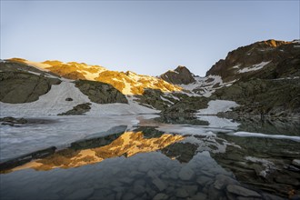 Morning atmosphere at a mountain lake, mountain landscape at sunrise, water reflection in Lac