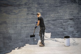 Construction site, application of a bitumen coating to a concrete ceiling, preparation for