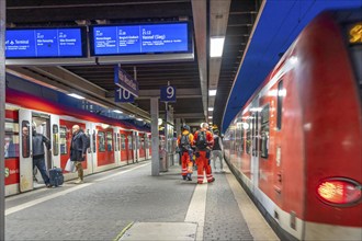 Cologne-Deutz railway station, platform, local train, North Rhine-Westphalia, Germany, Europe