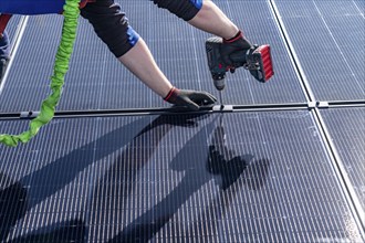 Installation of solar modules on the roof of a commercial enterprise, over 400 photovoltaic modules