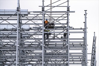 Construction of a high-bay warehouse, storage system for high space utilisation, in steel