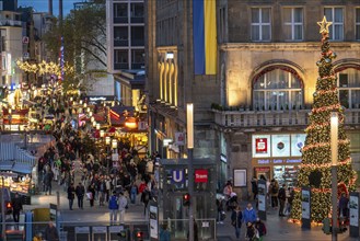 Pre-Christmas period, Kettwiger Straße, pedestrian zone, crowded shopping street in the city centre