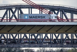 Rhine near Duisburg-Beeckerwerth, goods train on the Haus-Knipp railway bridge, Beeckerwerth