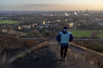 Walker on the Rungenberg slagheap, view to the south, A2 motorway, Ruhr Öl GmbH refinery in