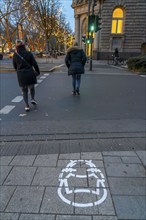 Düsseldorf, city centre, Königsallee, Kö, notice on the obligation to wear masks, centre, during