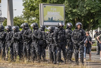 Police at the demonstration against the AFD party conference in Essen, several tens of thousands of