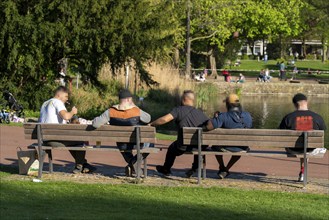 Stadtgarten in Essen, in the city centre, some visitors do not adhere to the contact ban while