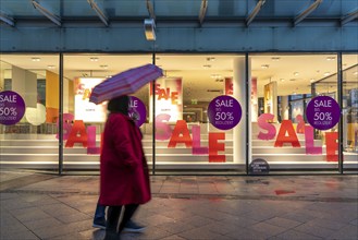 Christmas lockdown in the Corona crisis, empty shopping street, closed shops, hardly any