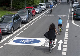 Bicycle road, cyclists have priority over car traffic, new cycle routes through Essen, here in the