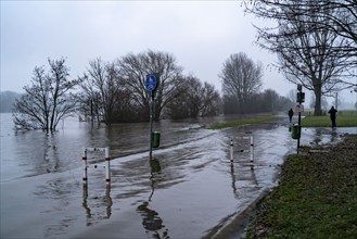 High water on the Rhine at Düsseldorf-Kaiserswerth, foggy weather, riverside paths and Rhine